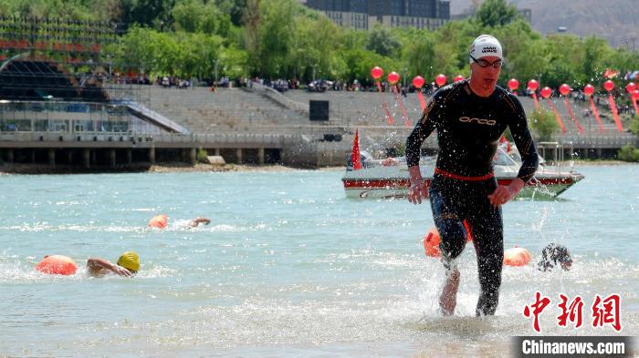 221名中外运动员在青海黄河进行高海拔极限抢渡