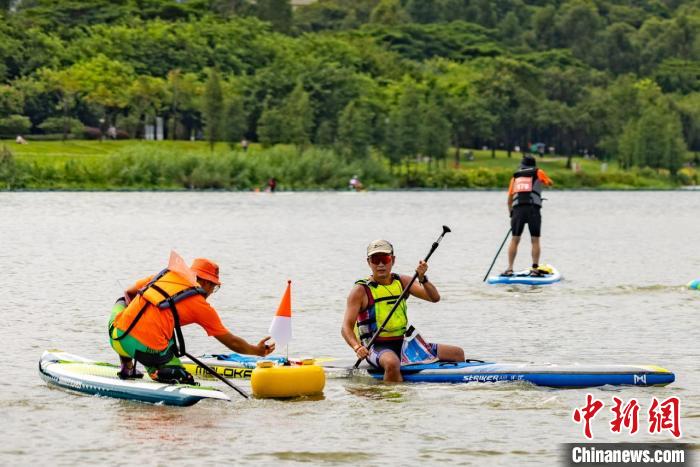 全国首届桨板定向赛在广州白云湖开赛，设公开