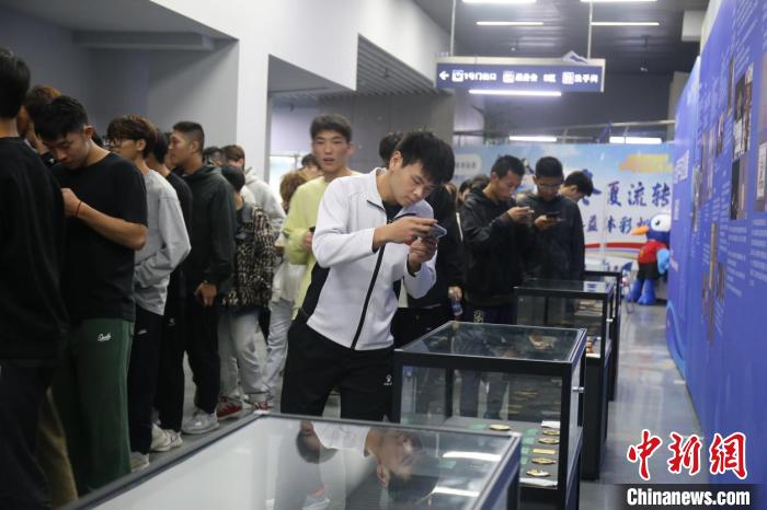 扬州乒乓文化巡展启幕 阎森携签名球拍亮相互动