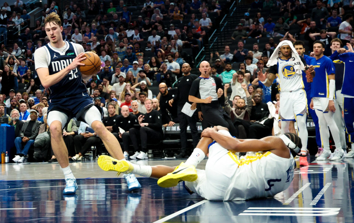 勇士双杀独行侠却遭穆迪重伤打击