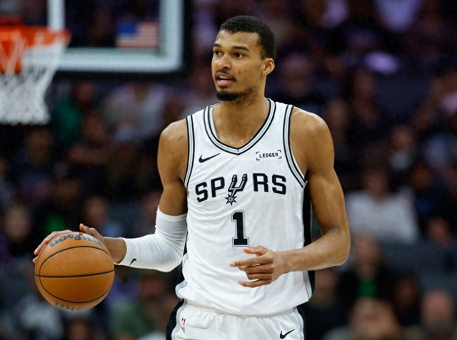 文班亚马三年级数据全面碾压霍华德 马刺战绩高