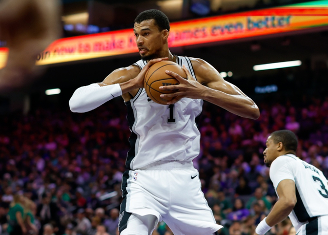 文班亚马三年级数据全面碾压霍华德 马刺战绩高