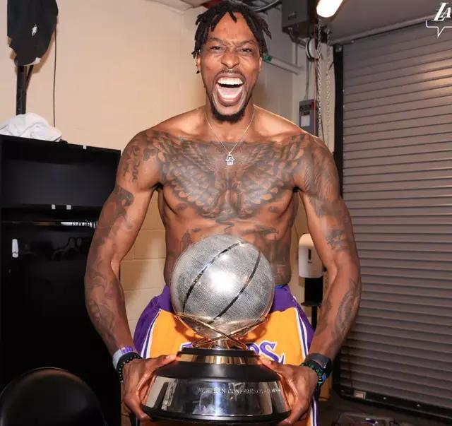 文班亚马三年级数据全面碾压霍华德 马刺战绩高