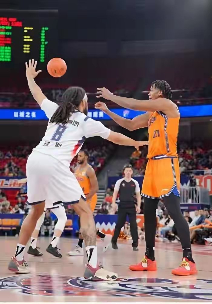 河南双帅战术哲学碰撞：激情与冷静的足球博弈