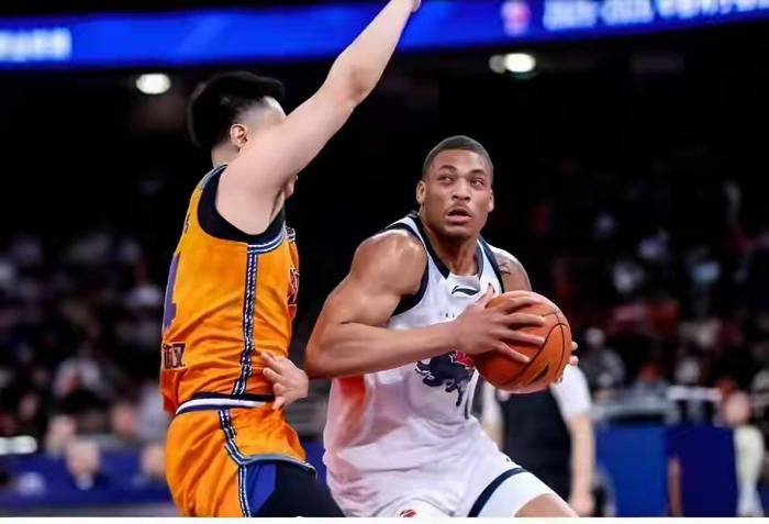 河南双帅战术哲学碰撞：激情与冷静的足球博弈